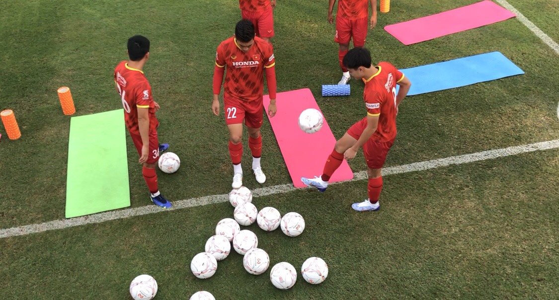 Tuyển Việt Nam làm quen với bóng thi đấu chính thức tại AFF Cup 2022
