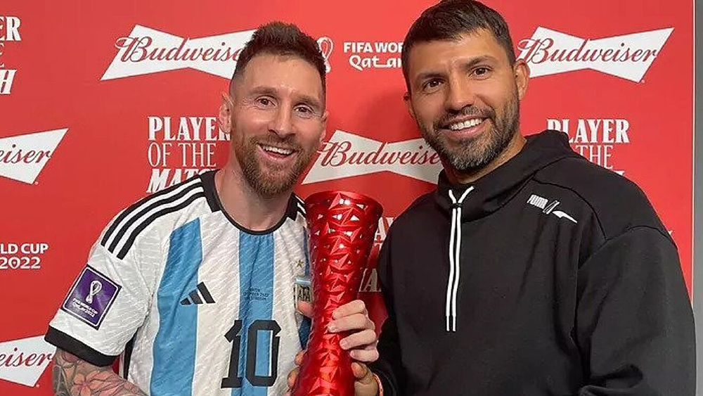 Lionel Messi đã… ngủ chung với Sergio Aguero trước chung kết World Cup?
