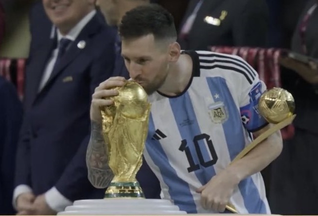 Messi đi vào lịch sử với hat-trick giải thưởng và danh hiệu cao quý Messi đi vào lịch sử với hat-trick giải thưởng và danh hiệu cao quý