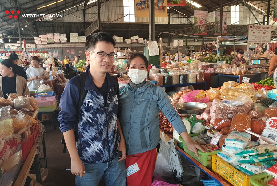 Dọc đường AFF Cup 2022: Khám phá “chợ Việt” độc đáo giữa lòng Vientiane