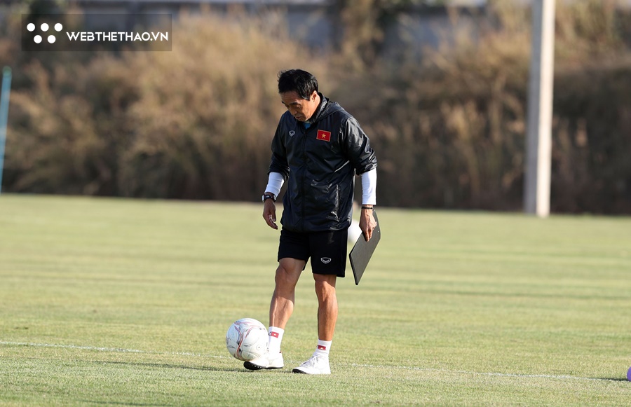 Phút ngẫu hứng của trợ lý Lee Young Jin với trái bóng chính thức AFF Cup 2022