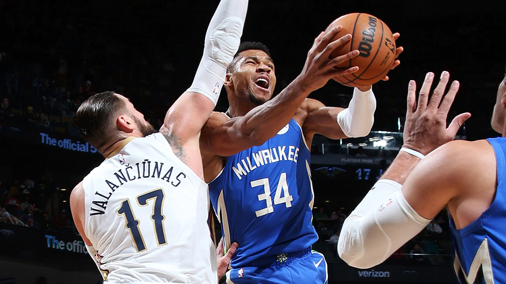Vô đối dưới bảng rổ, Á Thần Giannis Antetokounmpo giúp Bucks củng cố ngôi đầu miền Đông