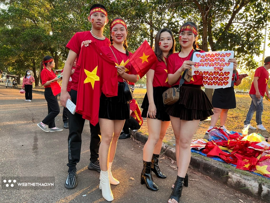 CĐV Việt Nam áp đảo trước chủ nhà Lào ở trận ra quân AFF Cup 2022
