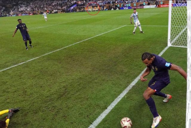 Trọng tài trận chung kết World Cup phản pháo về bàn thắng tranh cãi của Argentina