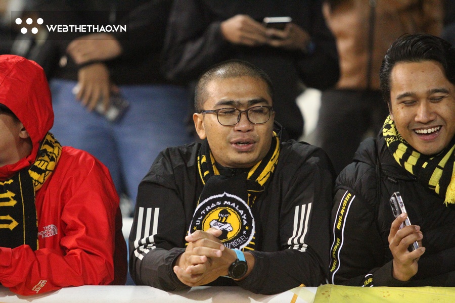 CĐV Malaysia bật khóc khi đội nhà thua thảm Việt Nam