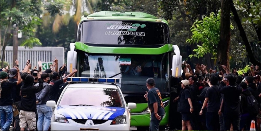 Xe chở đội Thái Lan bị CĐV Indonesia tấn công, giơ ngón tay thối Xe chở đội Thái Lan bị CĐV Indonesia tấn công, giơ ngón tay thối