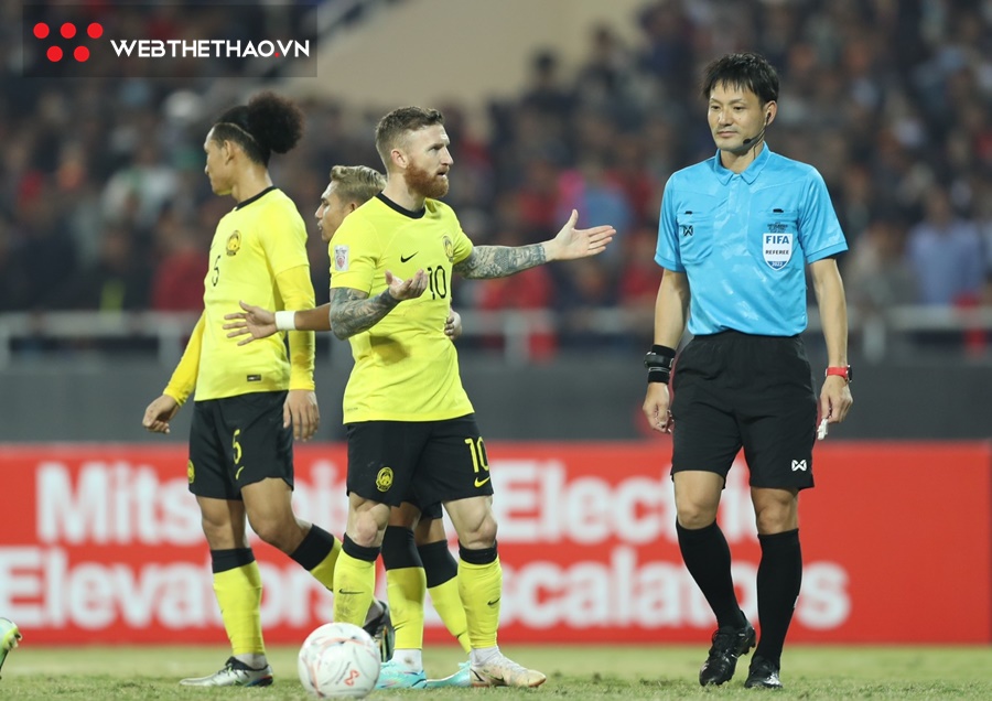 LĐBĐ Malaysia kiện trọng tài Nhật vì thổi phạt đền tình huống Văn Hậu bị đánh nguội