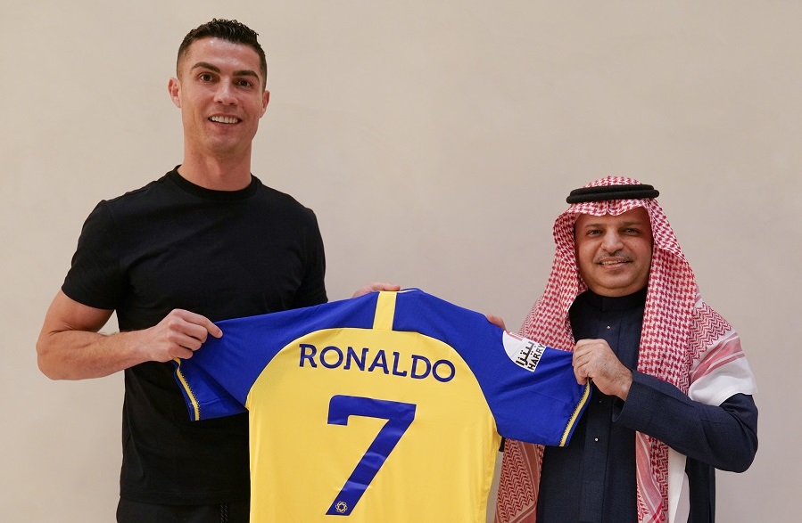 Ronaldo chính thức đến Al Nassr với mức lương cao nhất thế giới Ronaldo chính thức đến Al Nassr với mức lương cao nhất thế giới
