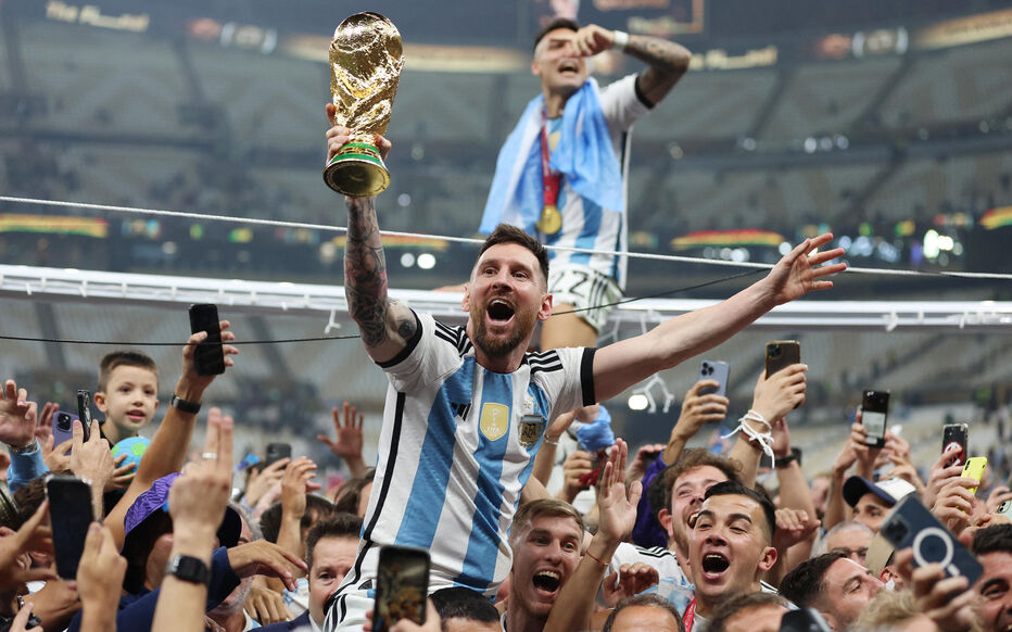 Bức ảnh phá kỷ lục trên Instagram: Messi vô tình nâng cúp... giả