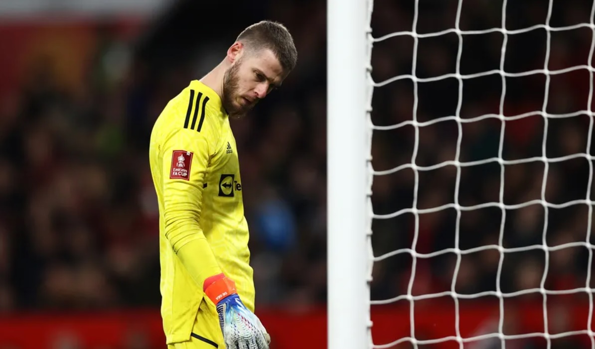 De Gea mắc sai lầm kh&oacute; tin, bị CĐV MU chế giễu