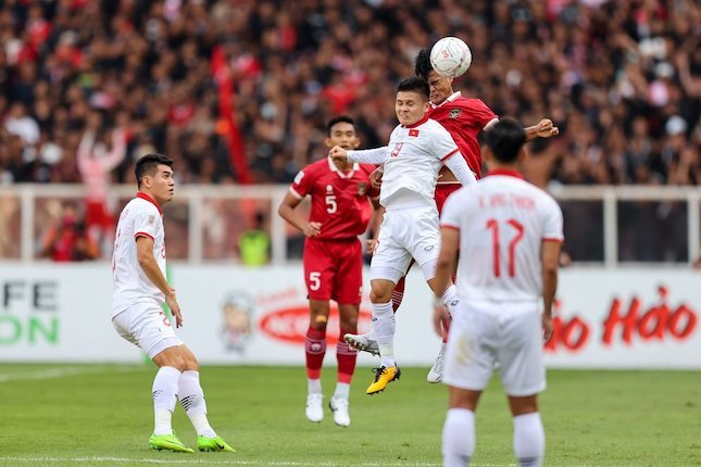 CĐV Indonesia chê lối chơi tuyển Việt Nam, bất bình với Đoàn Văn Hậu