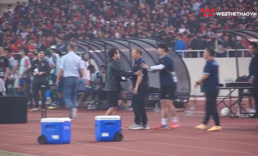 Video: HLV Park Hang Seo ném áo, “giận tím mặt” đi vào đường hầm khi hòa hú vía Thái Lan