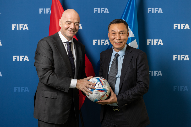 Chủ tịch FIFA trao chức vô địch cho Việt Nam hoặc Thái Lan