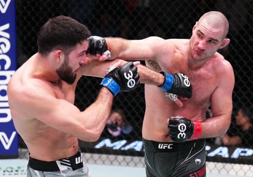 UFC Fight Night 217: Strickland chặn đứng Imavov, em họ Khabib tỏa sáng