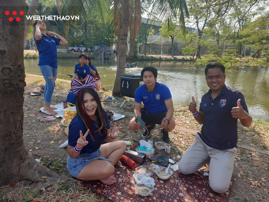 CĐV Thái Lan mang cơm, trải bạt picnic ở sân Thammasat, “đặt gạch” chờ đấu Việt Nam CĐV Thái Lan mang cơm, trải bạt picnic ở sân Thammasat, “đặt gạch” chờ đấu Việt Nam