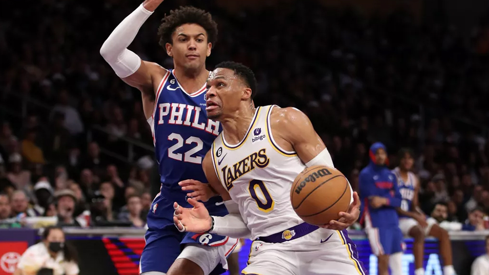 Pha bóng khó hiểu của Westbrook khép lại trận thua cay đắng của Lakers trước 76ers