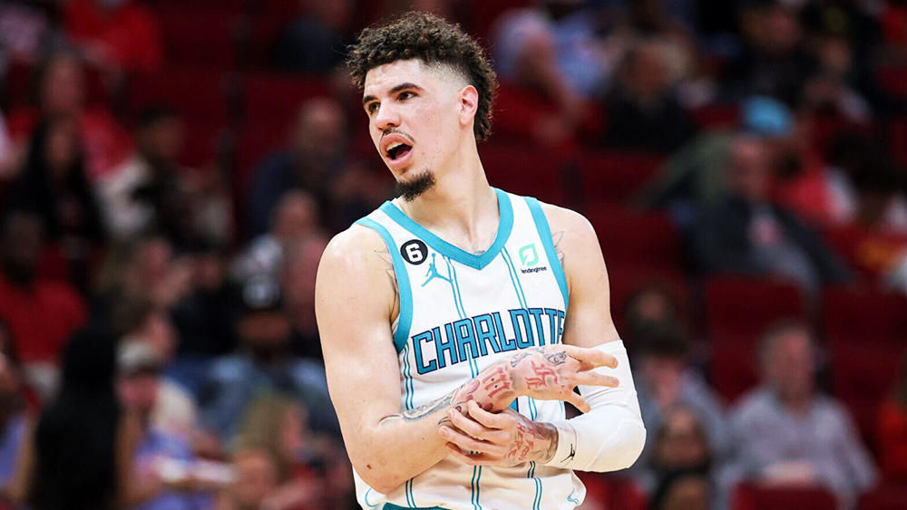 LaMelo Ball d&iacute;nh chấn thương cổ ch&acirc;n theo kịch bản kh&oacute; đỡ