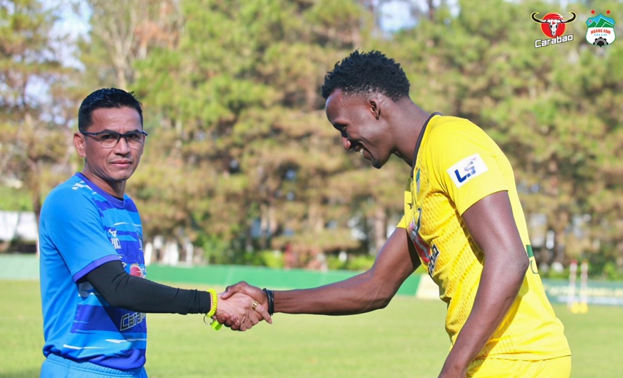 Bầu Đức dọa bỏ V.League vì "đụng hàng” nhà tài trợ VPF: Điều lệ giải đấu quy định ra sao?