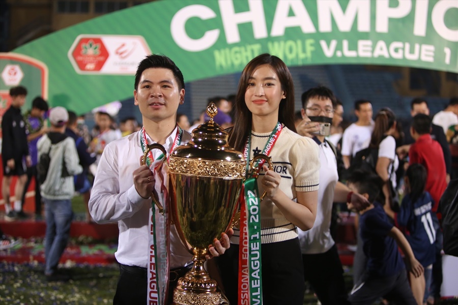 Đi&ecirc;̀u ước của hoa h&acirc;̣u Đ&ocirc;̃ Mỹ Linh cùng &ocirc;ng xã chủ tịch CLB Hà N&ocirc;̣i ở tr&acirc;̣n Si&ecirc;u cúp QG 2022