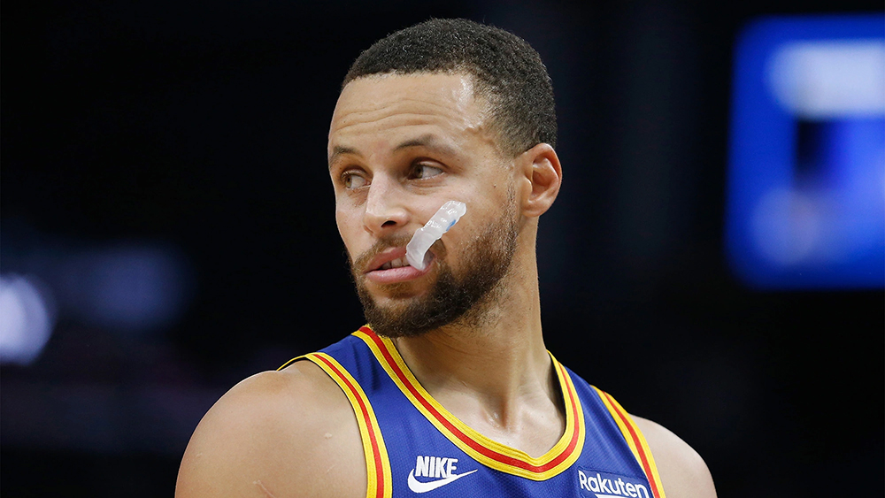 Hé lộ cái giá không hề rẻ cho pha ném miếng bảo vệ răng của Stephen Curry