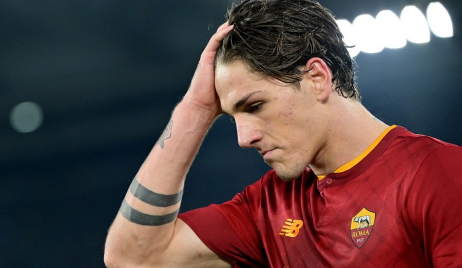 Zaniolo có nguy cơ bị Mourinho kỷ luật do từ chối rời Roma