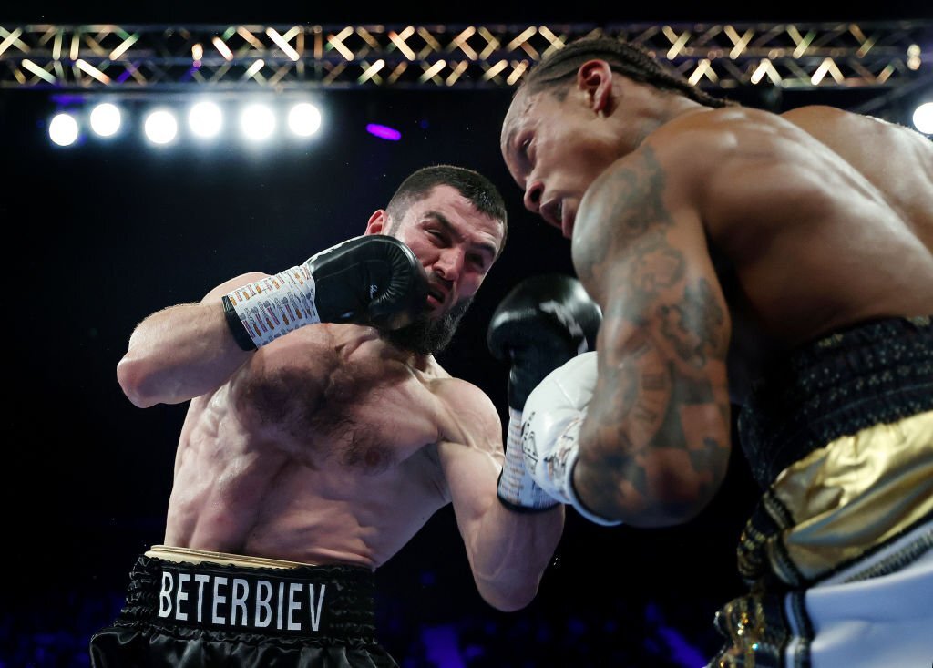 Boxing: Artur Beterbiev nghiền n&aacute;t Anthony Yarde, bảo vệ 3 đai v&ocirc; địch thế giới