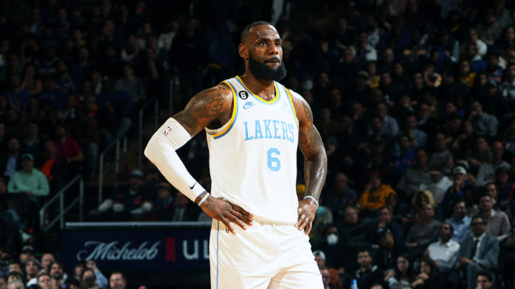 LeBron James cán hai cột mốc quan trọng, lập triple-double trong chiến thắng OT nghẹt thở
