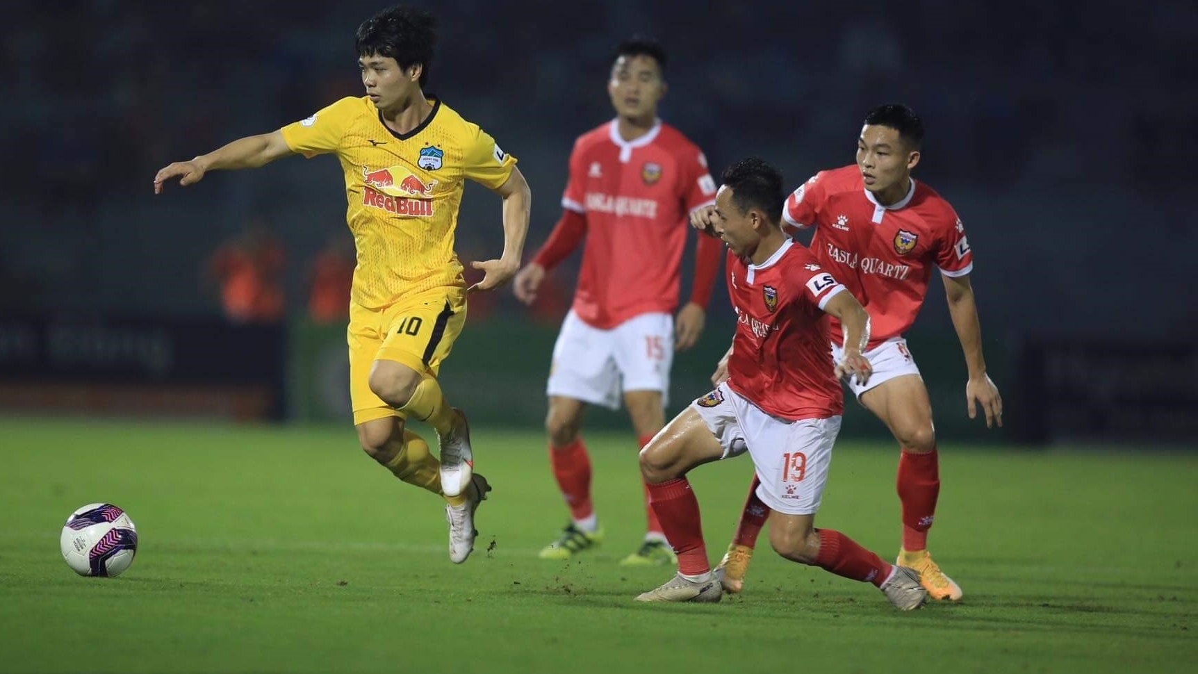 "Chảy máu" lực lượng, HLV Kiatisuk sẽ làm được gì khi tiếp Hà Tĩnh?