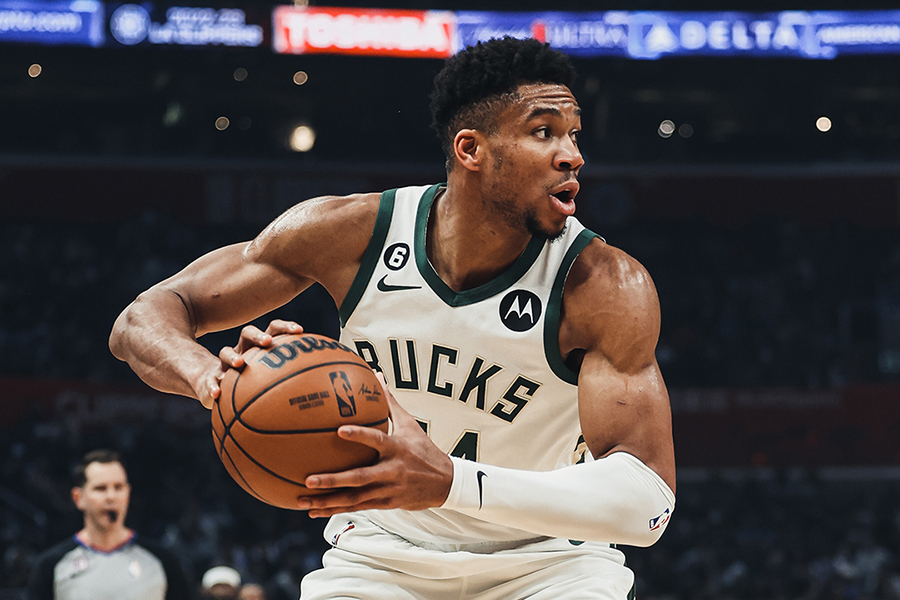 Giannis Antetokounmpo nóng máy, đưa Milwaukee Bucks tới trận trắng thứ 10 liên tiếp