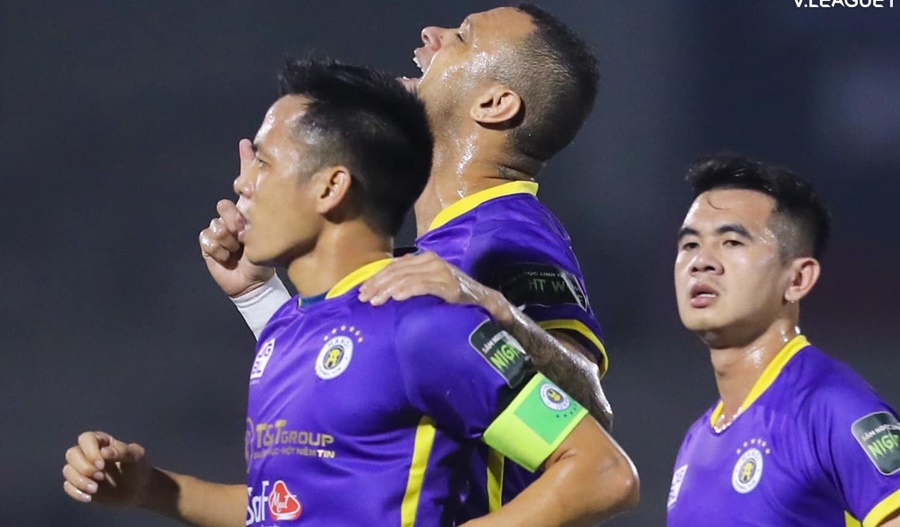 Văn Quyết lập siêu phẩm, cầu thủ Hà Nội FC câu giờ thắng vất vả Hà Tĩnh Văn Quyết lập siêu phẩm, cầu thủ Hà Nội FC câu giờ thắng vất vả Hà Tĩnh