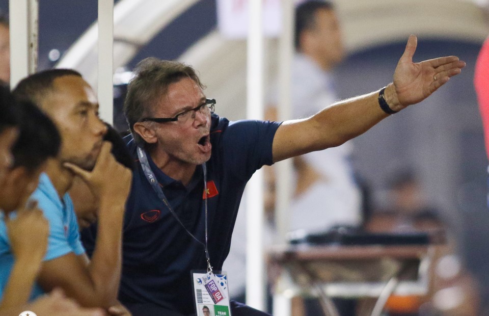 Khi nào HLV Troussier ra mắt, mục tiêu đầu tiên là gì?