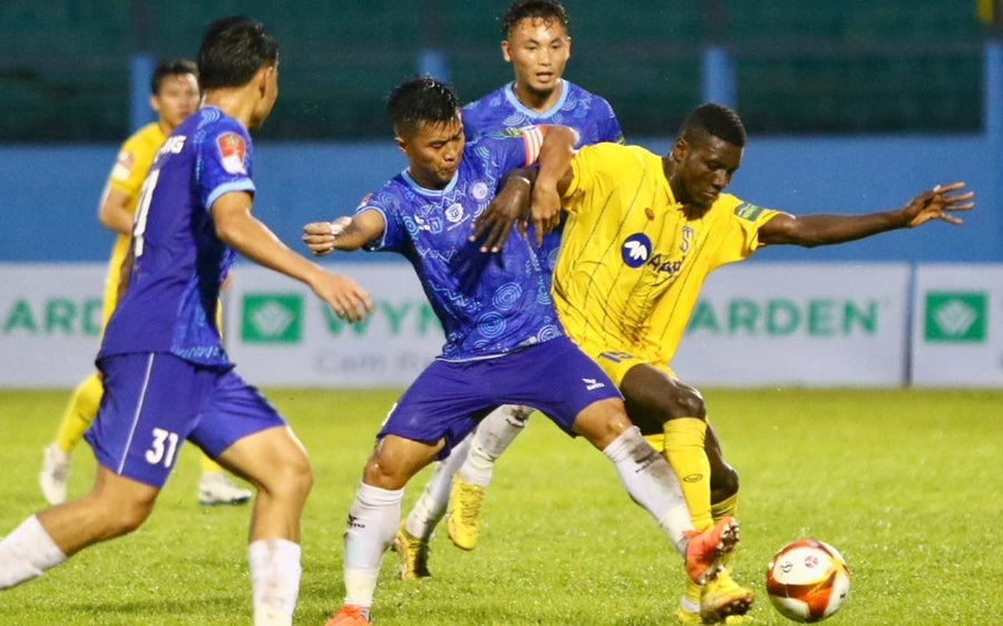 Kịch t&iacute;nh V.League: Hai b&agrave;n thắng ph&uacute;t b&ugrave; giờ, SLNA đ&aacute; 4 tr&acirc;̣n h&ograve;a cả 4