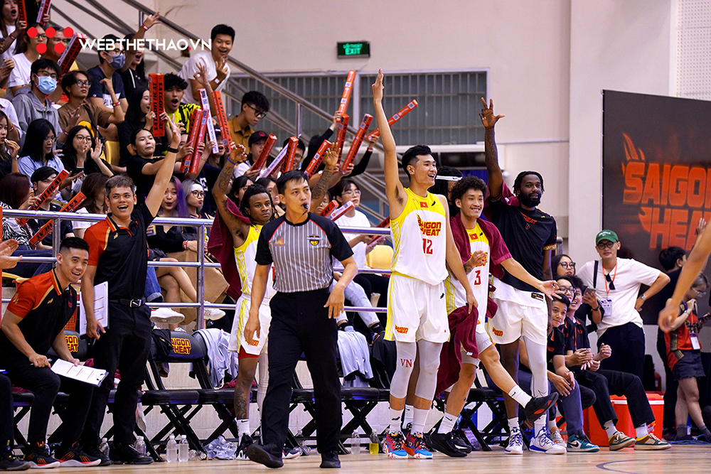 Saigon Heat dội mưa 3 điểm trong trận đại thắng 97-35 trước Louvre Surabaya - Ảnh: Việt Long