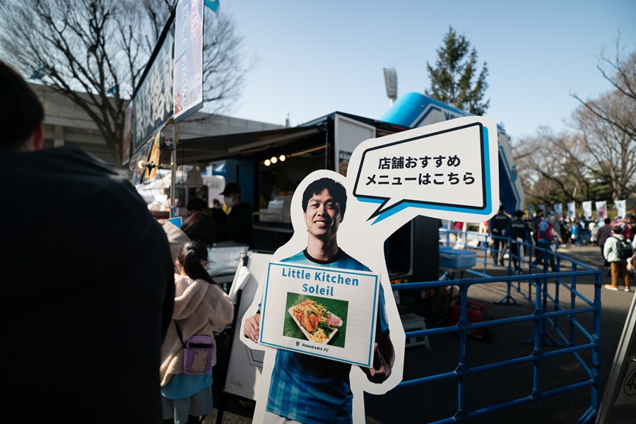 Công Phượng bị “bỏ rơi”, xuất hiện ở poster quảng cáo trận ra quân của Yokohama