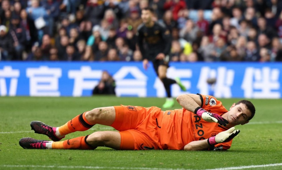 Thủ môn Martinez “tặng quà” cho Arsenal bằng pha phản lưới hy hữu Thủ môn Martinez “tặng quà” cho Arsenal bằng pha phản lưới hy hữu