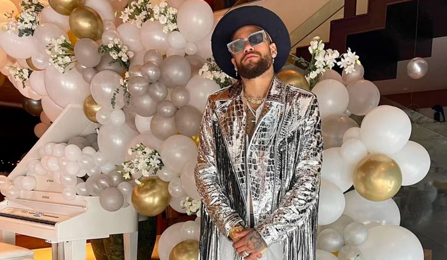 Sinh nhật của Neymar: Tiệc tùng bất tận, chai vứt ra đường, cửa sổ rung lắc