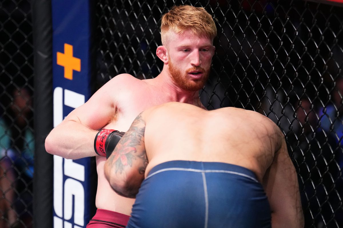 T&acirc;n binh UFC Bo Nickal ch&ecirc; cười tr&igrave;nh độ vật của hai nh&agrave; v&ocirc; địch