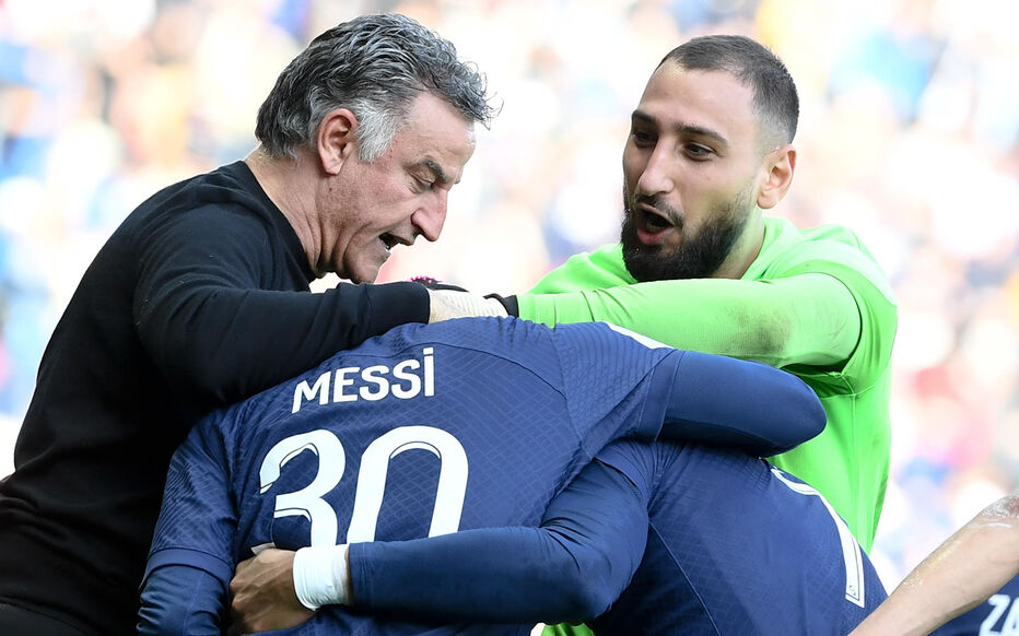 Hỗn loạn ở PSG: Cố vấn bóng đá lao vào sân thay thế HLV trưởng