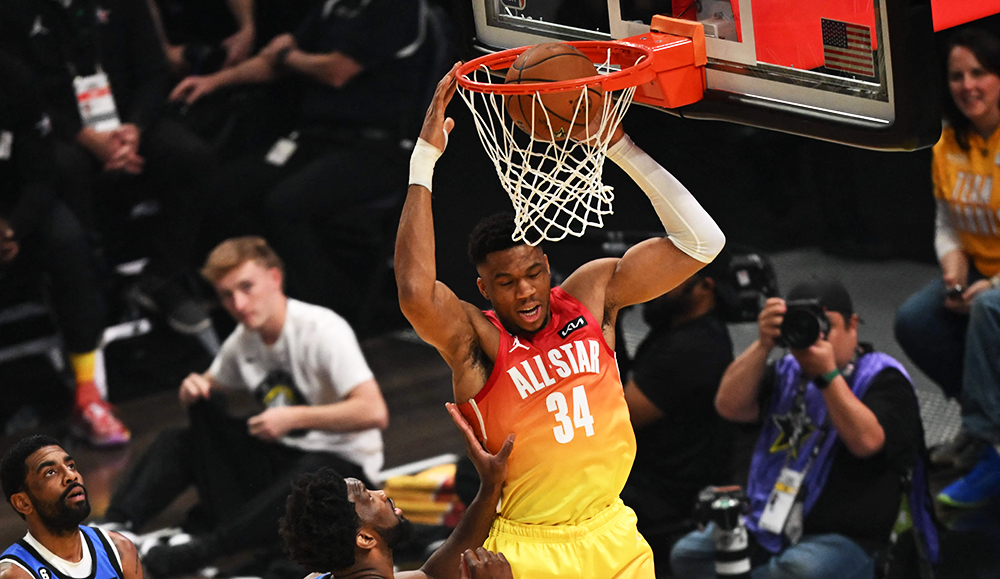 Đội trưởng NBA All-Star Giannis Antetokounmpo né chấn thương nặng, vẫn nghỉ một thời gian