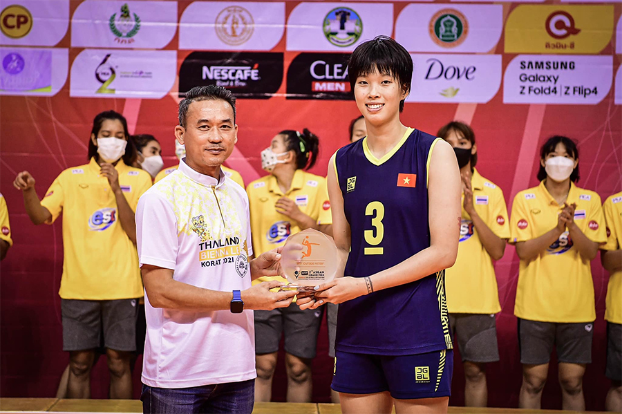 "Khủng long" Thanh Thúy kịp hội quân cùng Tuyển bóng chuyền Việt Nam cho SEA Games 32