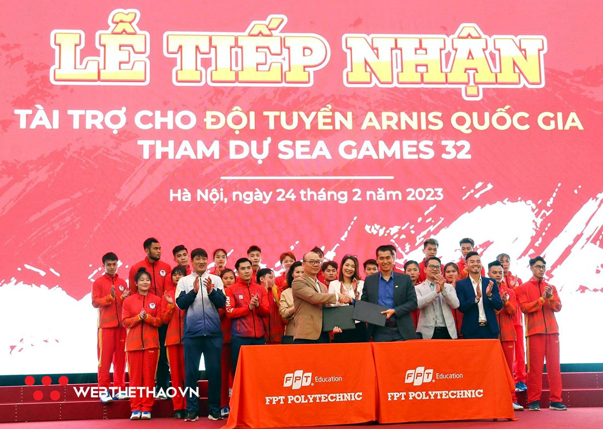ĐT Võ gậy được tài trợ học bổng và 50 bộ gậy tập thay cho... ống nhựa