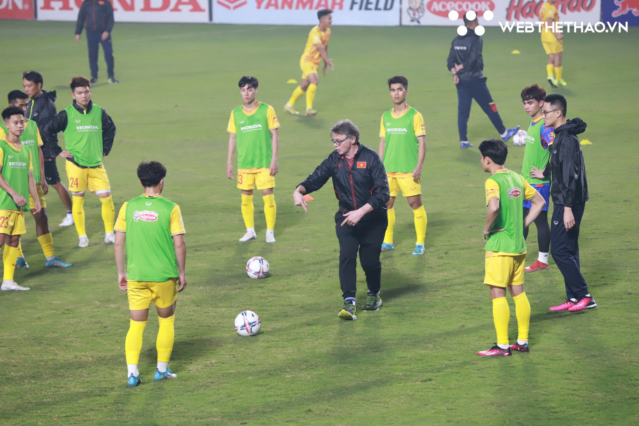 HLV Philippe Troussier lăn xả thị phạm cho học trò ở U23 Việt Nam