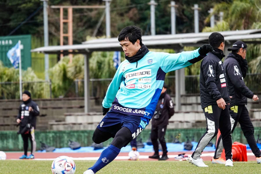 Đến trận thứ 3, Công Phượng vẫn “mất tích” ở CLB Yokohama