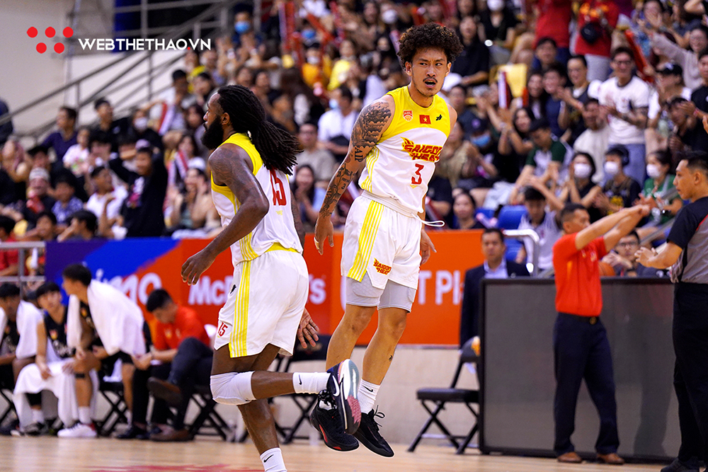 Nhờ sự cổ vũ của kh&aacute;n giả, Saigon Heat nhập cuộc hứng khởi v&agrave; so k&egrave; nghẹt thở với Singapore Slingers - Ảnh: Việt Long