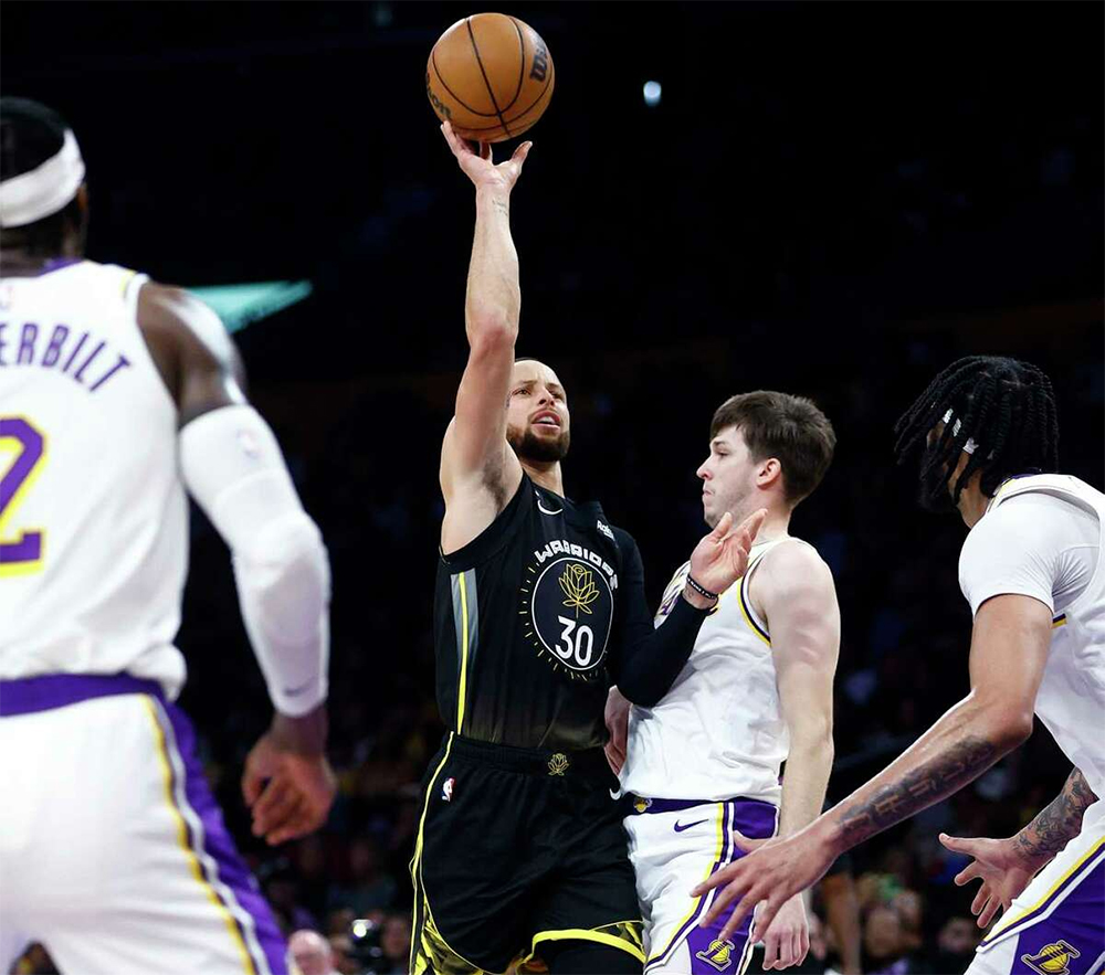 Stephen Curry vượt qua 3 hiệp đấu c&oacute; phần im tiếng v&agrave; b&ugrave;ng nổ ở 12 ph&uacute;t cuối c&ugrave;ng