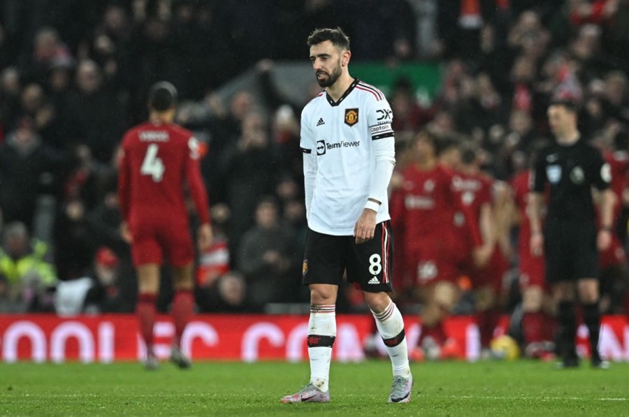 “Bão” chỉ trích nhắm vào Bruno Fernandes sau thảm bại của MU