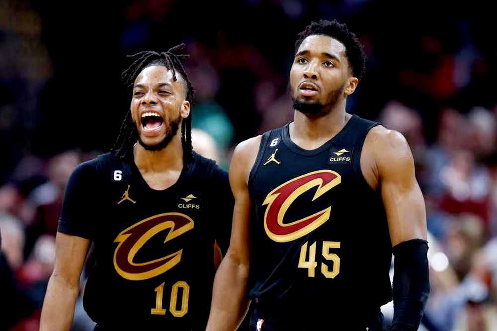 Darius Garland c&ugrave;ng Donovan Mitchell gồng g&aacute;nh Cavaliers trong &iacute;t ph&uacute;t cuối hiệp 4