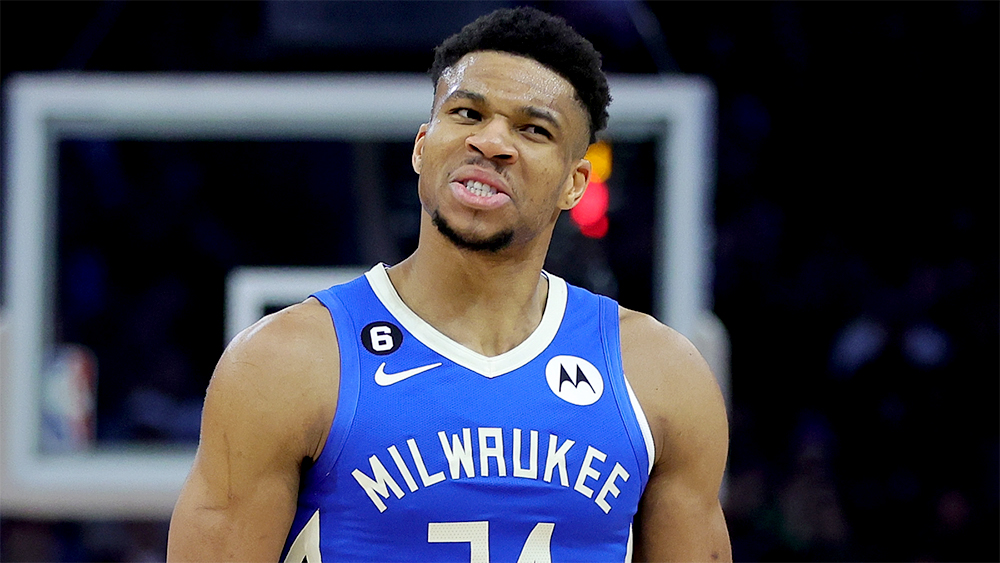 Cày chỉ số lộ liễu, Giannis Antetokounmpo mất triple-double do bị NBA tuýt còi Cày chỉ số lộ liễu, Giannis Antetokounmpo mất triple-double do bị NBA tuýt còi