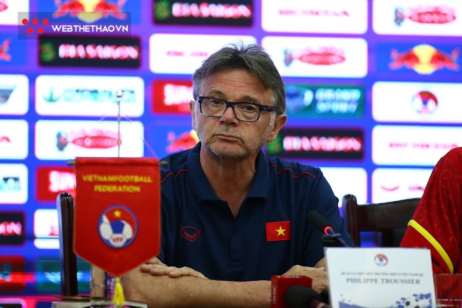 HLV Troussier nhắc về huyền thoại Maradona khi loại cầu thủ ở U23 Việt Nam