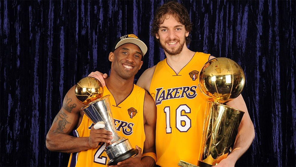Được Los Angeles Lakers treo áo tri ân, Pau Gasol nghẹn ngào nhắc về Kobe Bryant